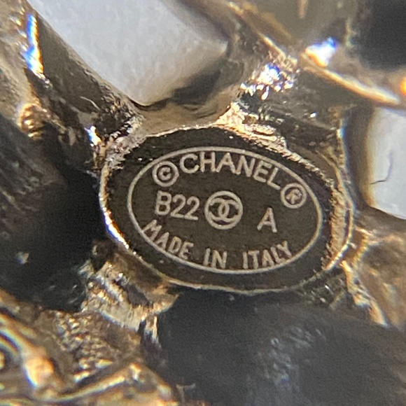 CHANEL 2022A GOLDEN TONE CC LOGO WHITE AND BLACK LEATHER SMALL BROOCH PIN CHARM - Picture 11 of 14